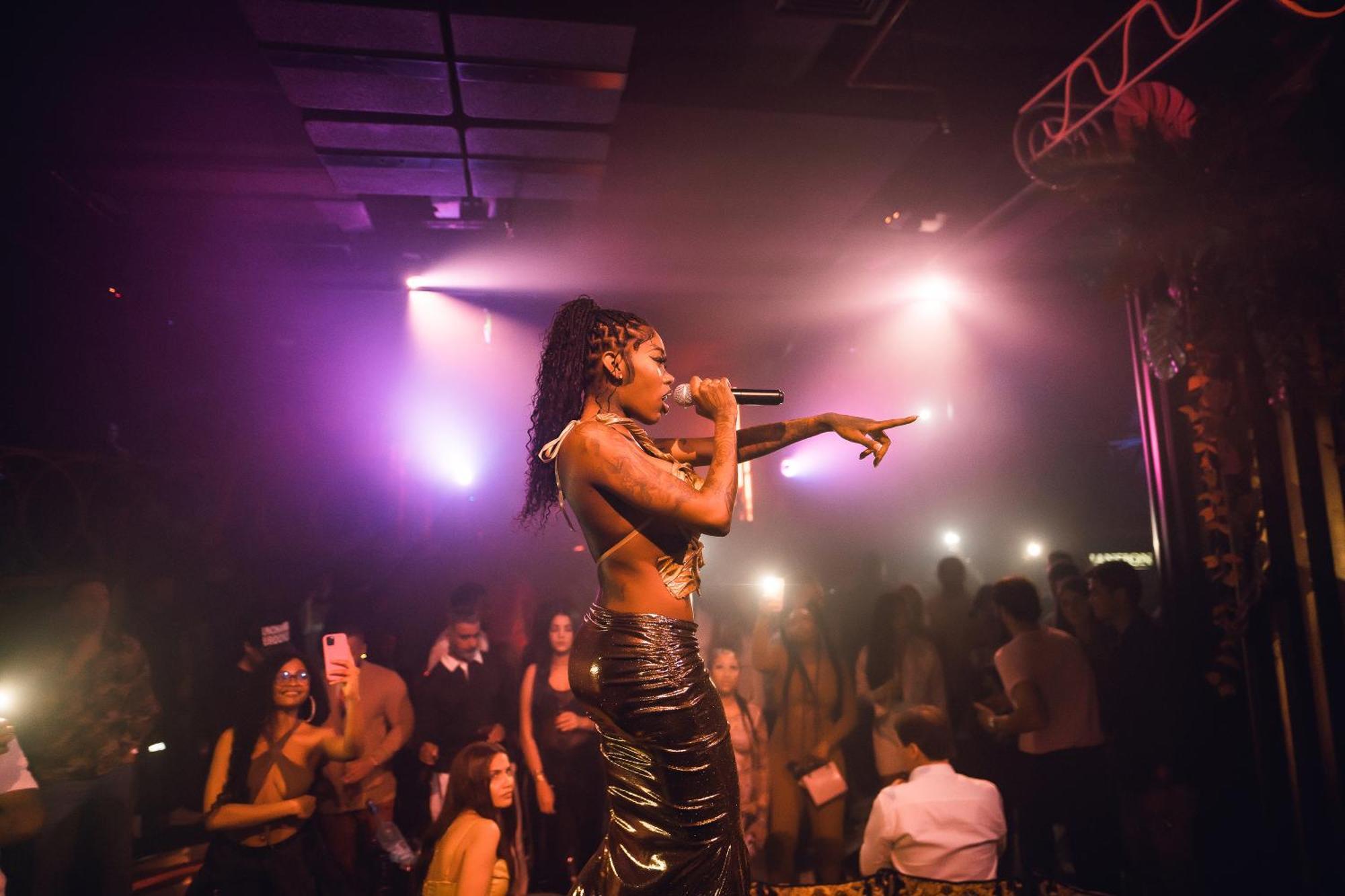 Five Jumeirah Village Dubai Ngoại thất bức ảnh A performer at the nightclub